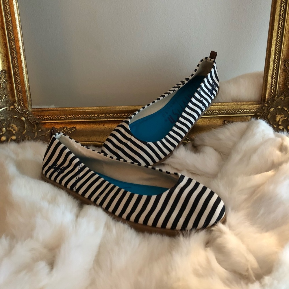 Blowfsh black and white striped flats 7